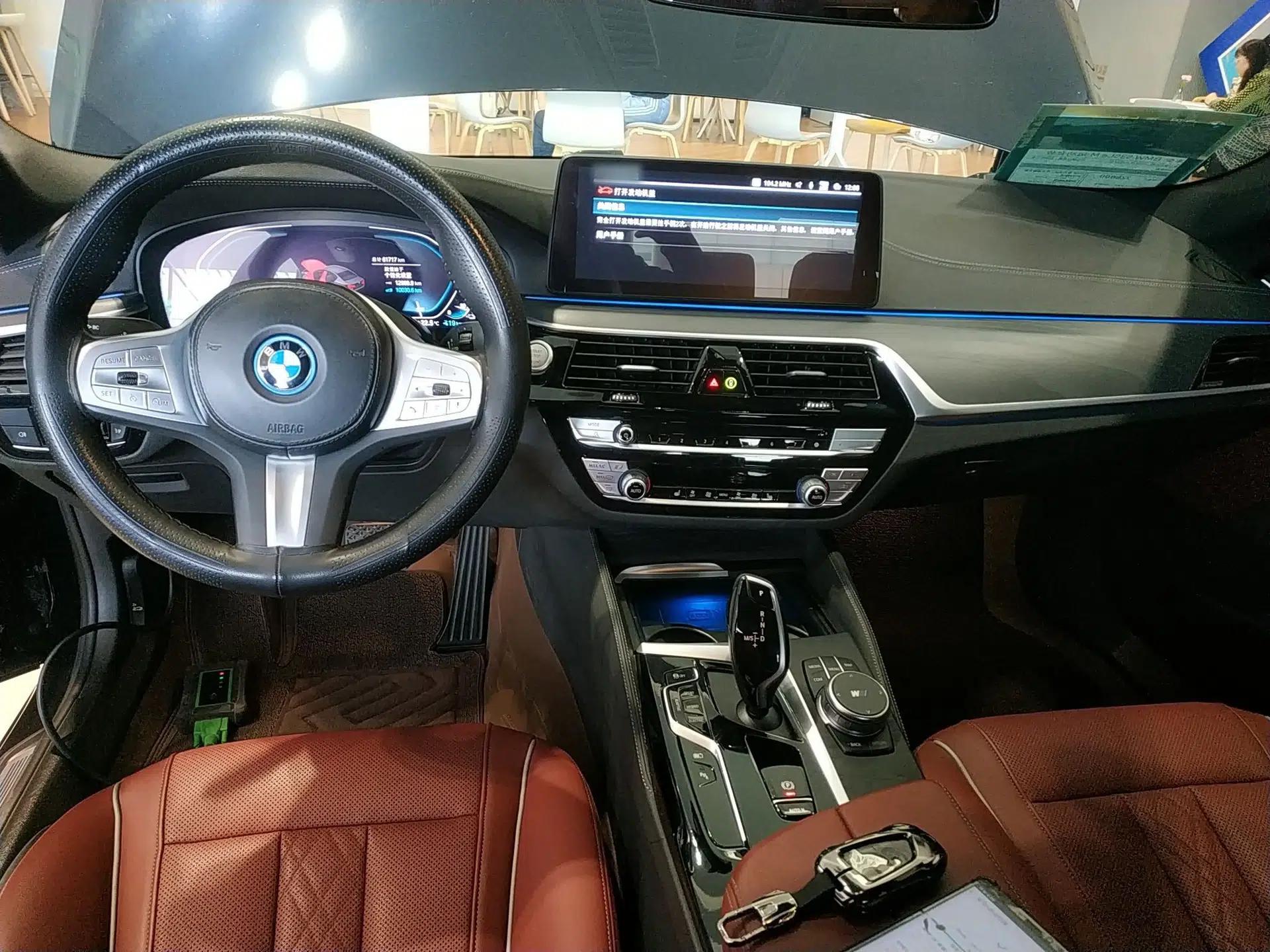 BMW 5 Series New Energy 2022 Second Facelift 535Le M Sport Package — миниатюра 17