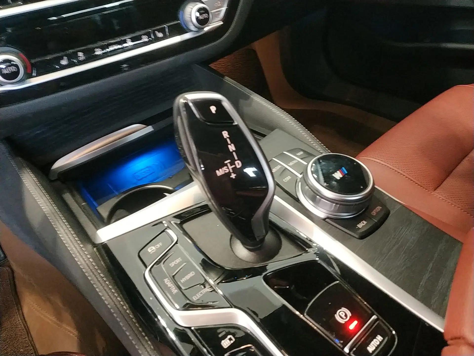 BMW 5 Series New Energy 2022 Second Facelift 535Le M Sport Package — миниатюра 21