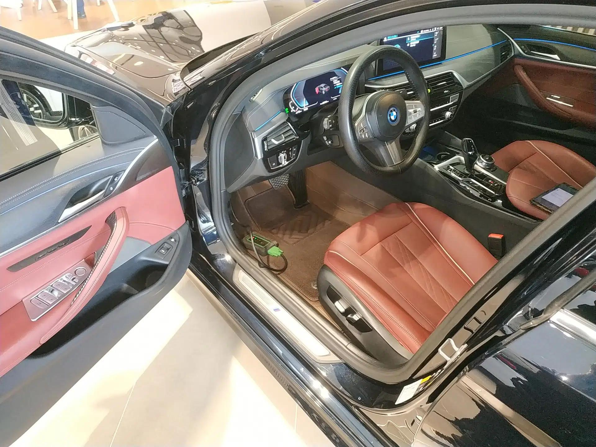 BMW 5 Series New Energy 2022 Second Facelift 535Le M Sport Package — миниатюра 23