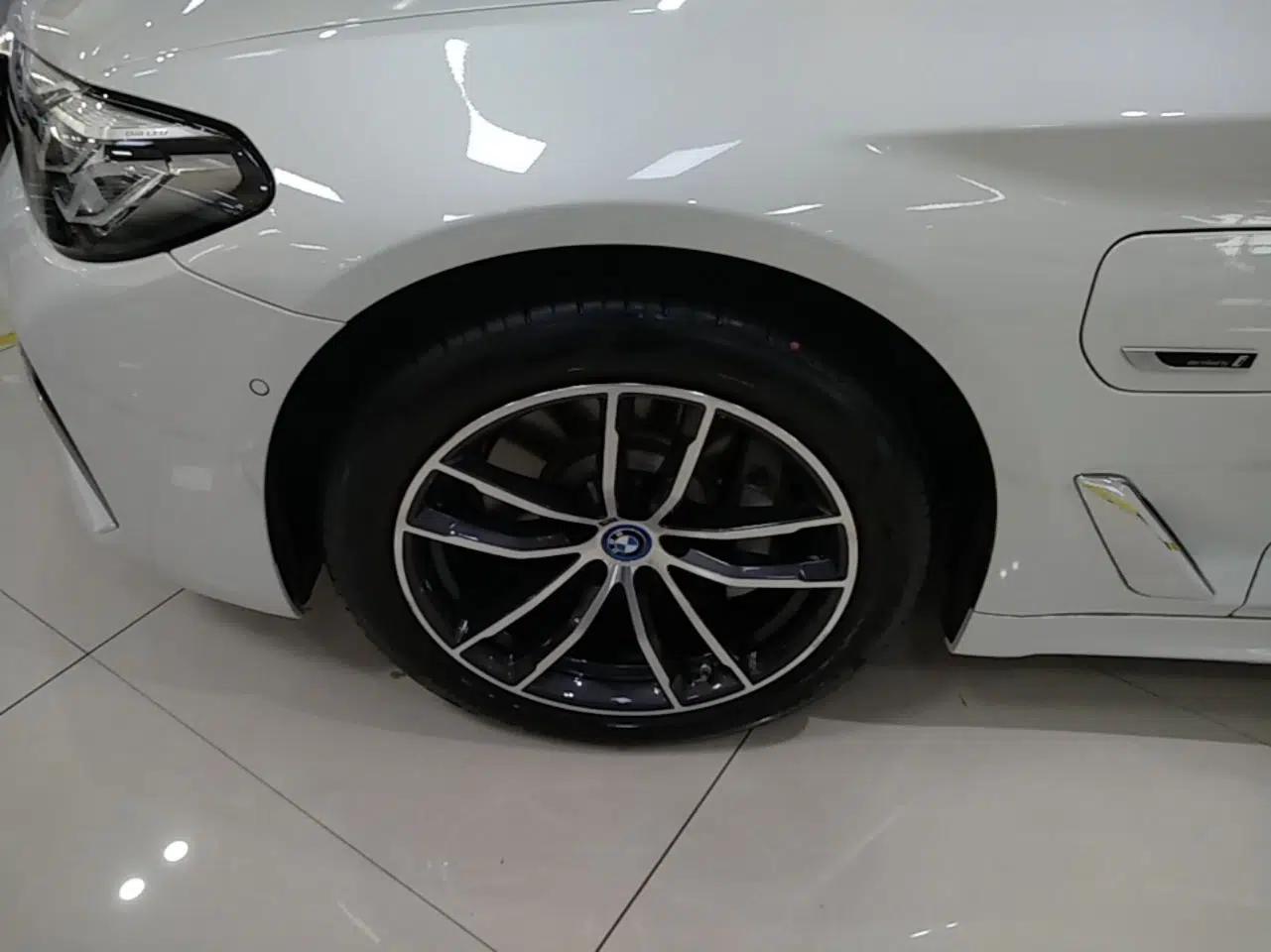 BMW 5 Series New Energy 2021 Restyled 535Le M Sport Package — миниатюра 10