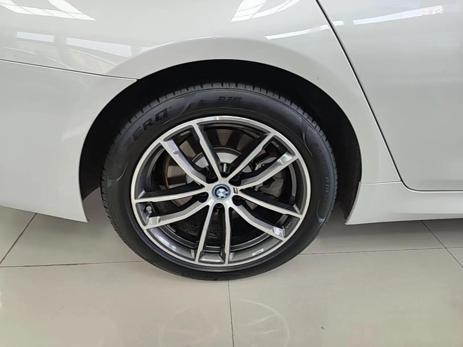 BMW 5 Series New Energy 2022 Restyled 535Le M Sport Package — миниатюра 11