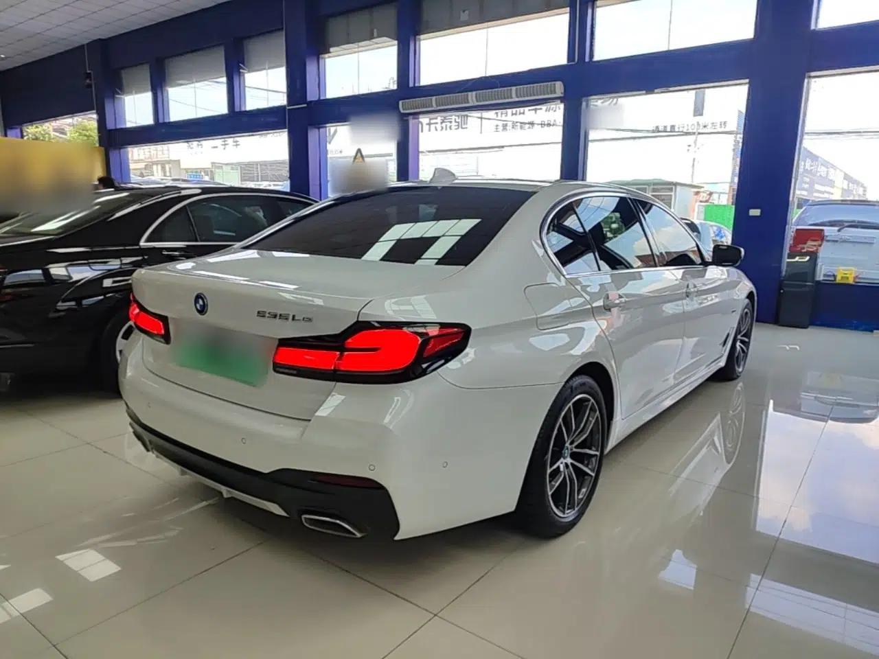 BMW 5 Series New Energy 2022 Restyled 535Le M Sport Package — миниатюра 6