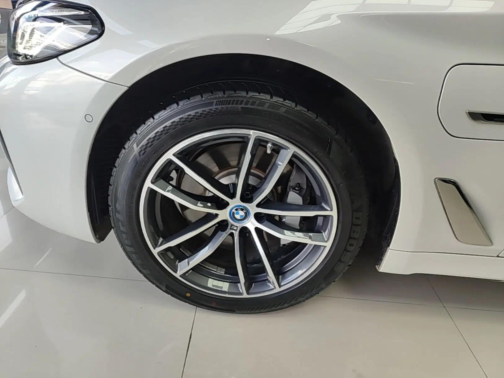 BMW 5 Series New Energy 2022 Restyled 535Le M Sport Package — миниатюра 10