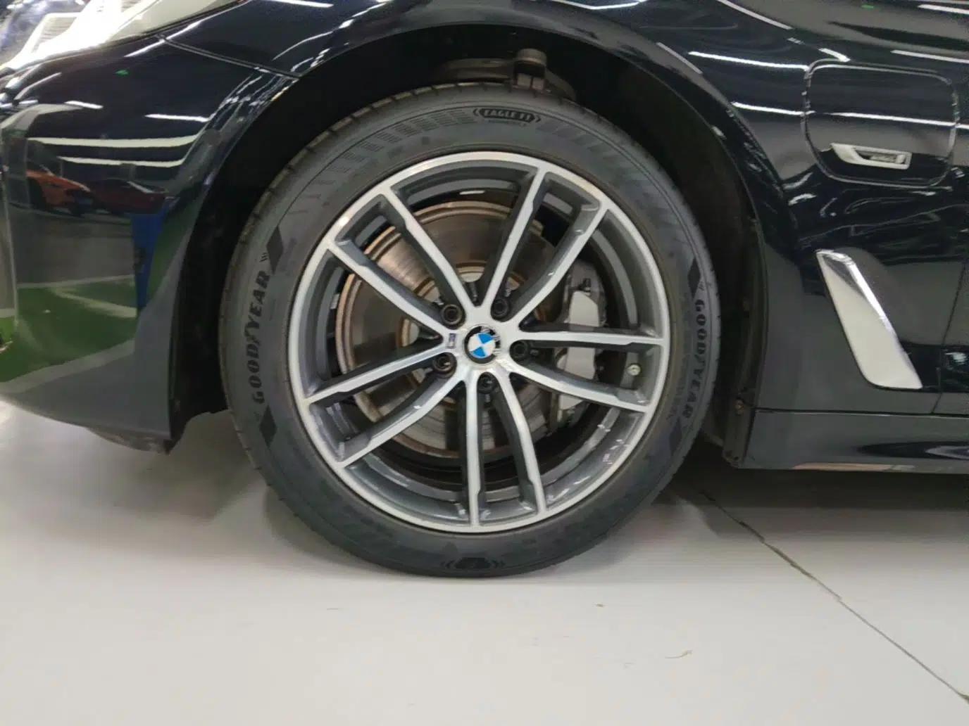 BMW 5 Series New Energy 2022 Restyled 535Le M Sport Package — миниатюра 10