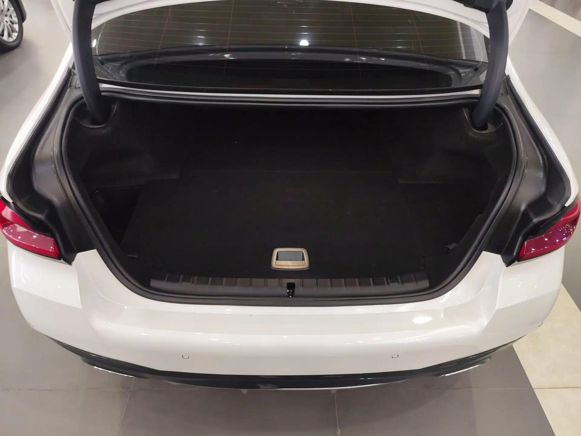 BMW 5 Series New Energy 2022 535Le M Sport Package — миниатюра 22