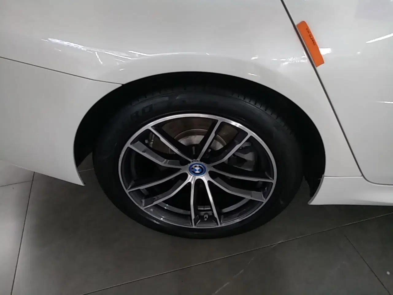 BMW 5 Series New Energy 2022 Restyled 535Le M Sport Package — миниатюра 11