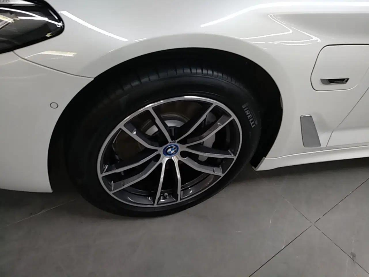 BMW 5 Series New Energy 2022 Restyled 535Le M Sport Package — миниатюра 10