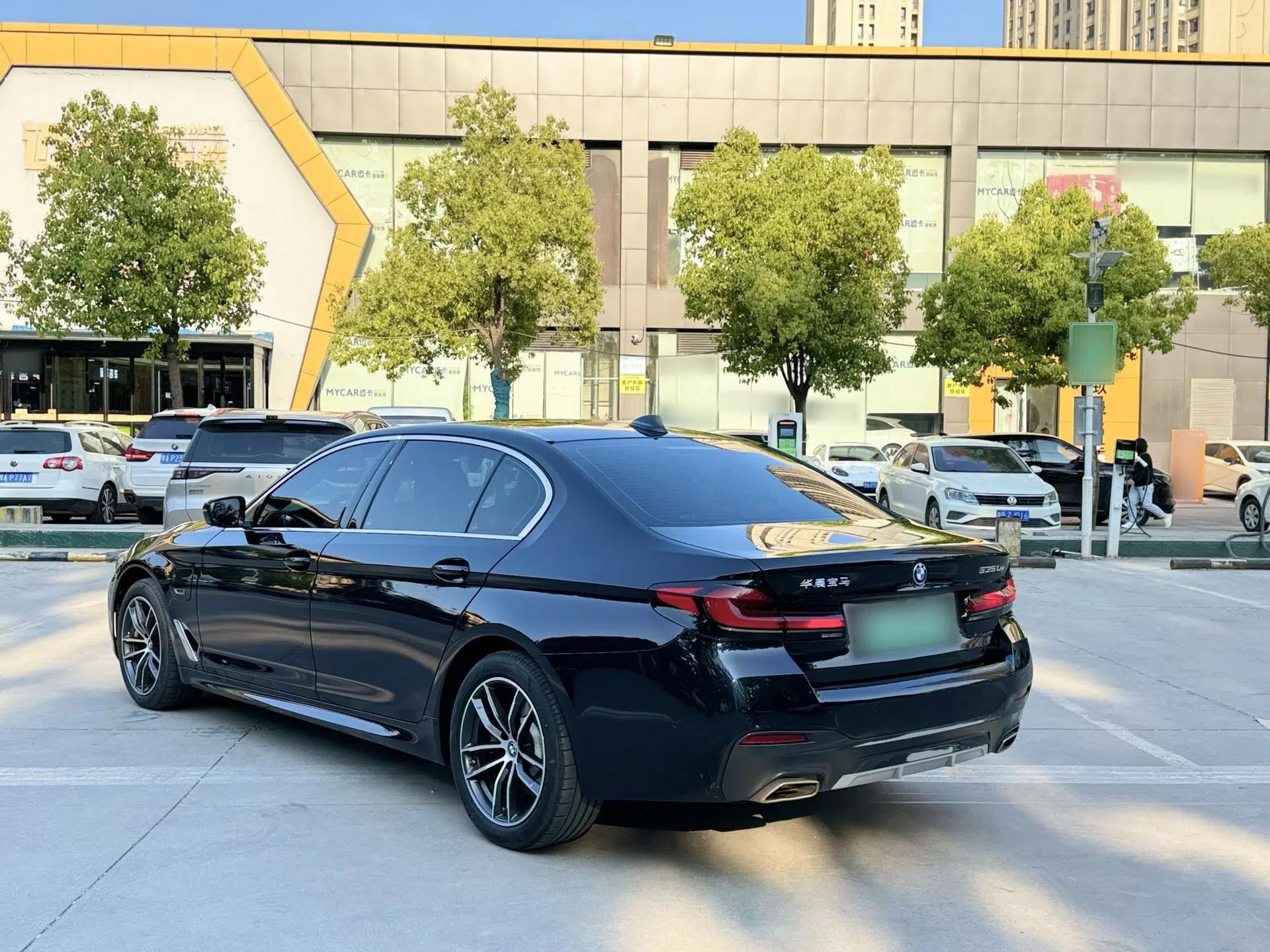BMW 5 Series New Energy 2022 Restyled 535Le M Sport Package — миниатюра 6