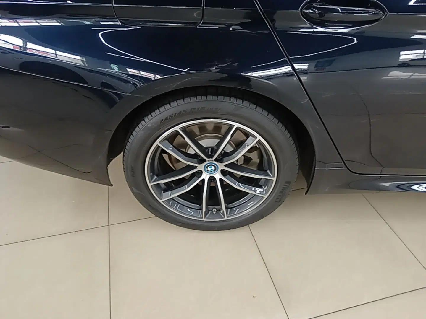 BMW 5 Series New Energy 2022 Restyled 535Le M Sport Package — миниатюра 11