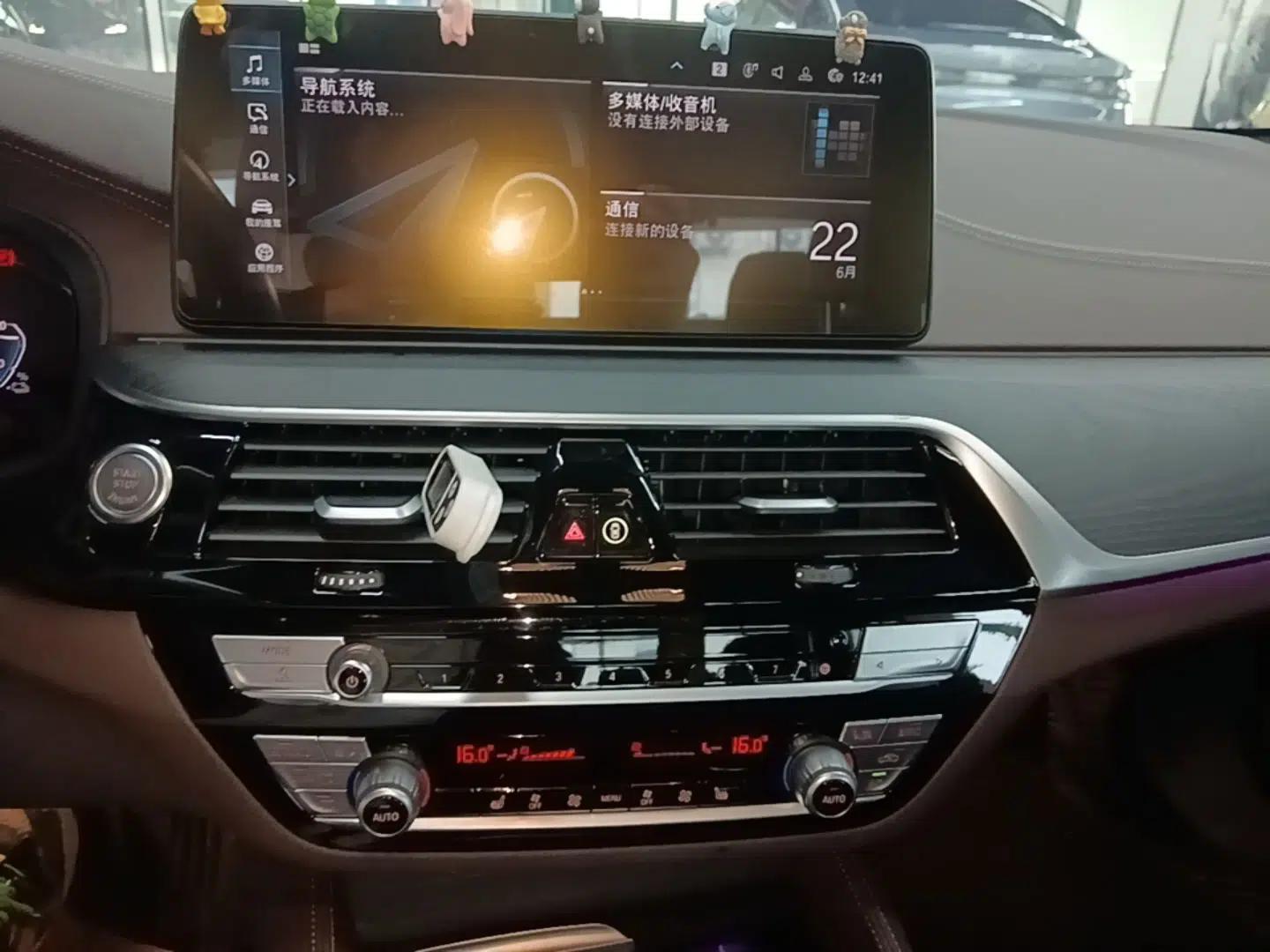 BMW 5 Series New Energy 2022 Restyled 535Le M Sport Package — миниатюра 15