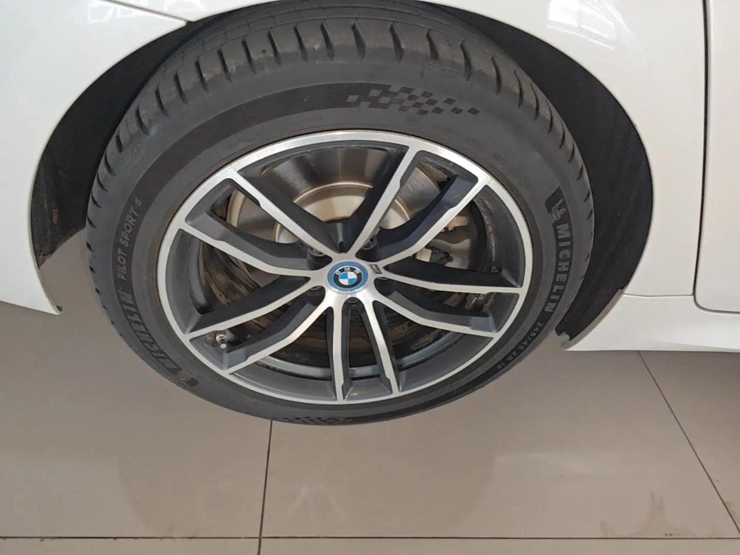 BMW 5 Series New Energy 2022 Second Facelift 535Le M Sport Package — миниатюра 11