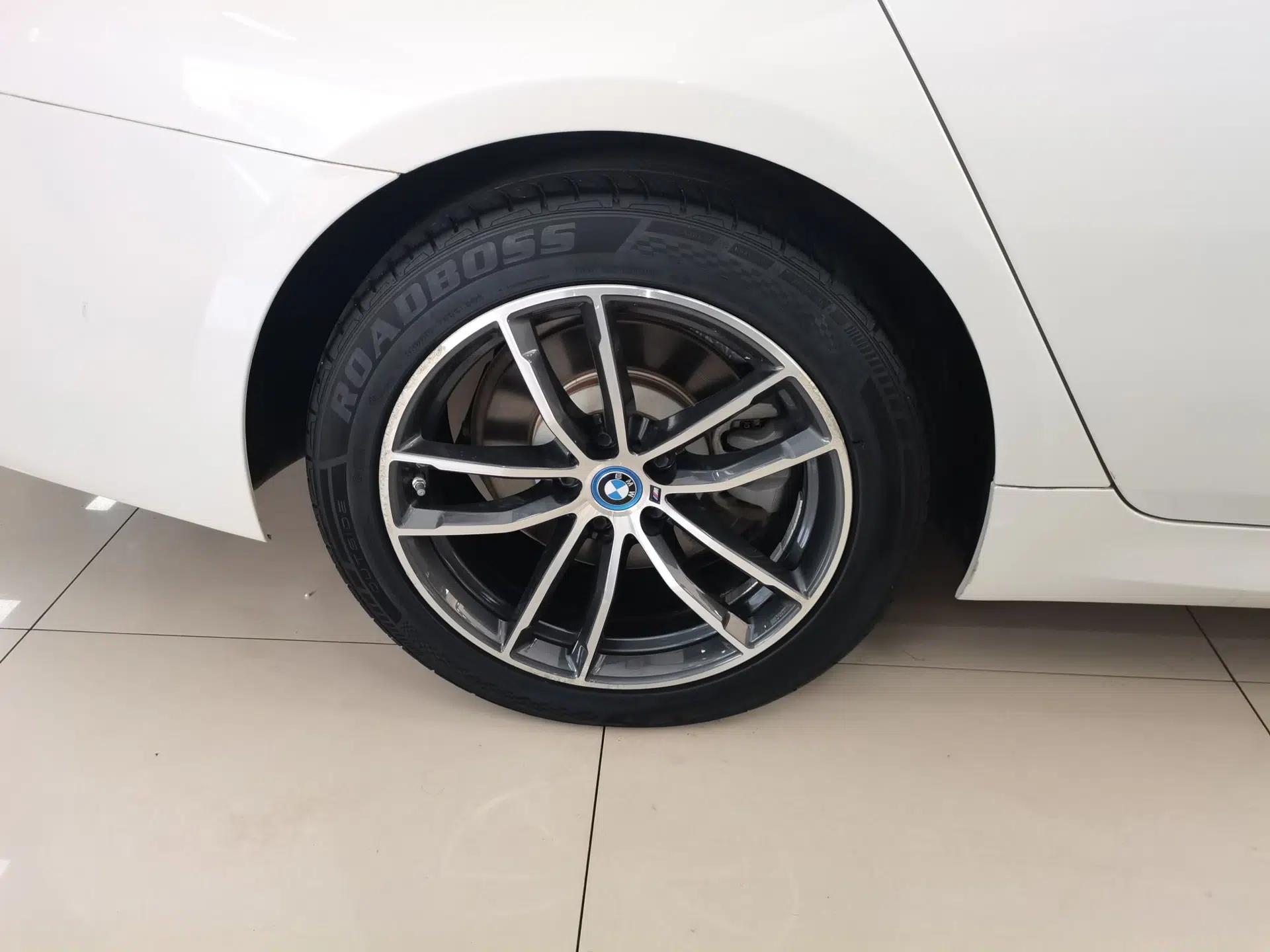 BMW 5 Series New Energy 2022 Second Facelift 535Le M Sport Package — миниатюра 11