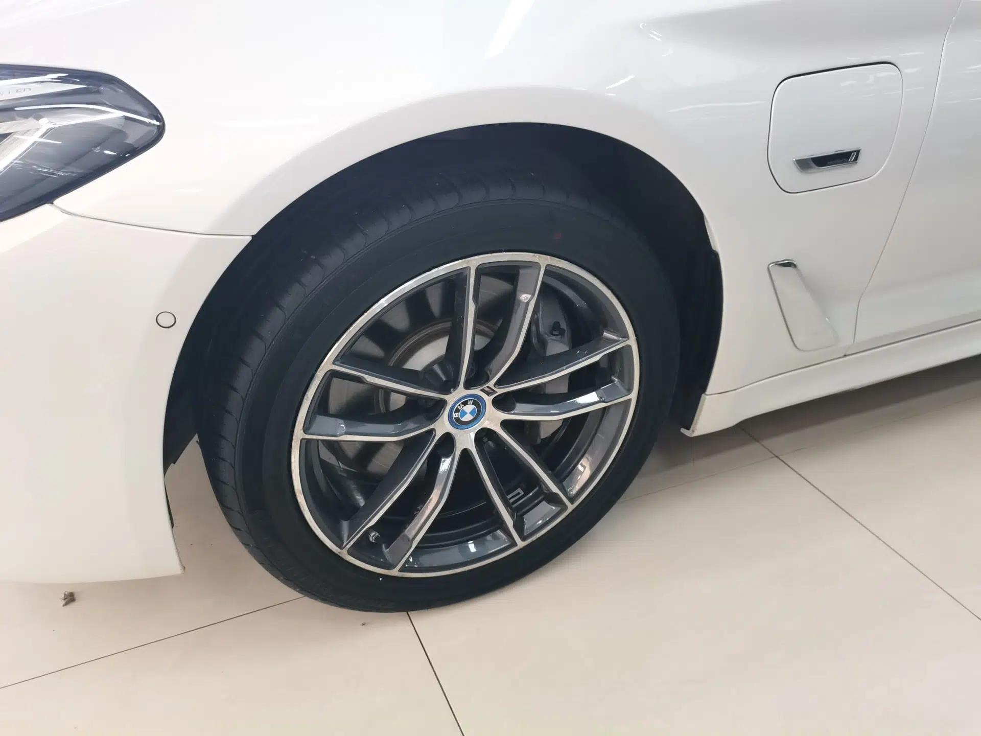 BMW 5 Series New Energy 2022 Second Facelift 535Le M Sport Package — миниатюра 10
