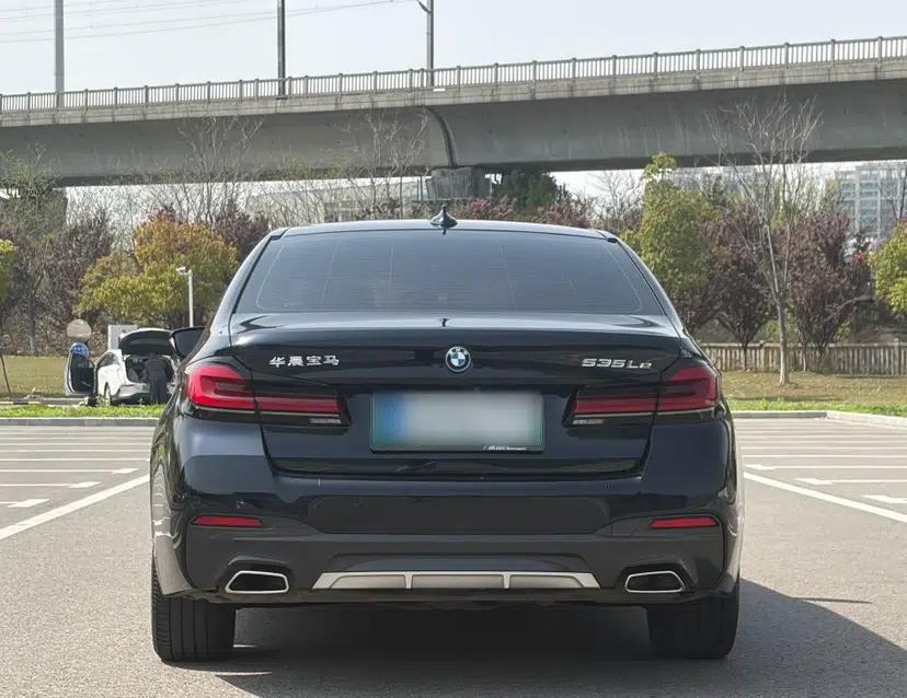 BMW 5 Series New Energy 2022 Restyled 535Le M Sport Package — миниатюра 7