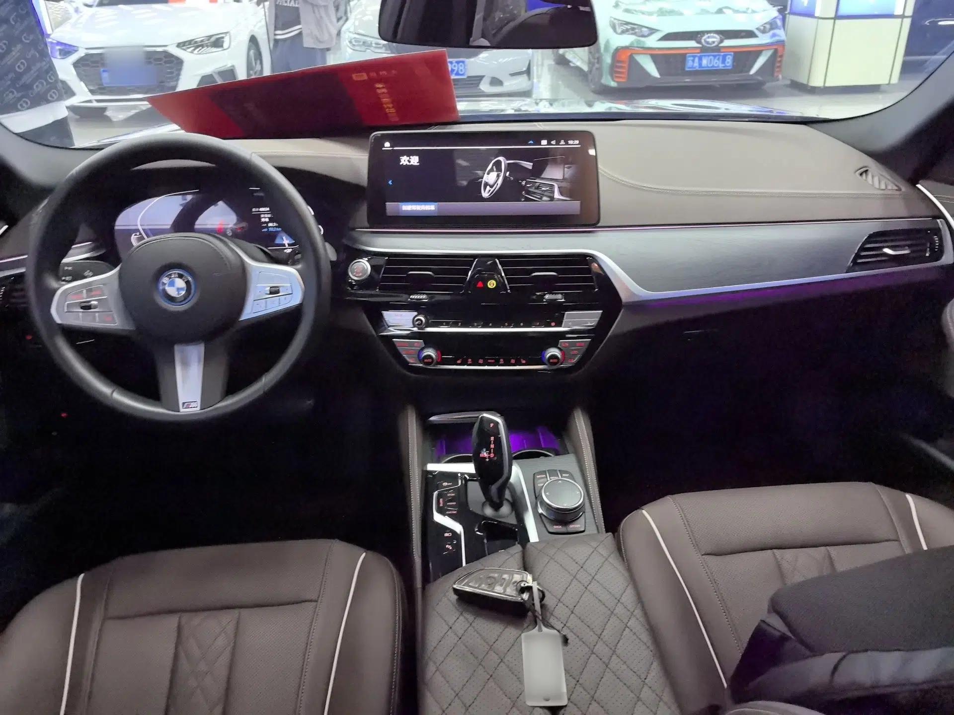 BMW 5 Series New Energy 2022 Restyled 535Le M Sport Package — миниатюра 9