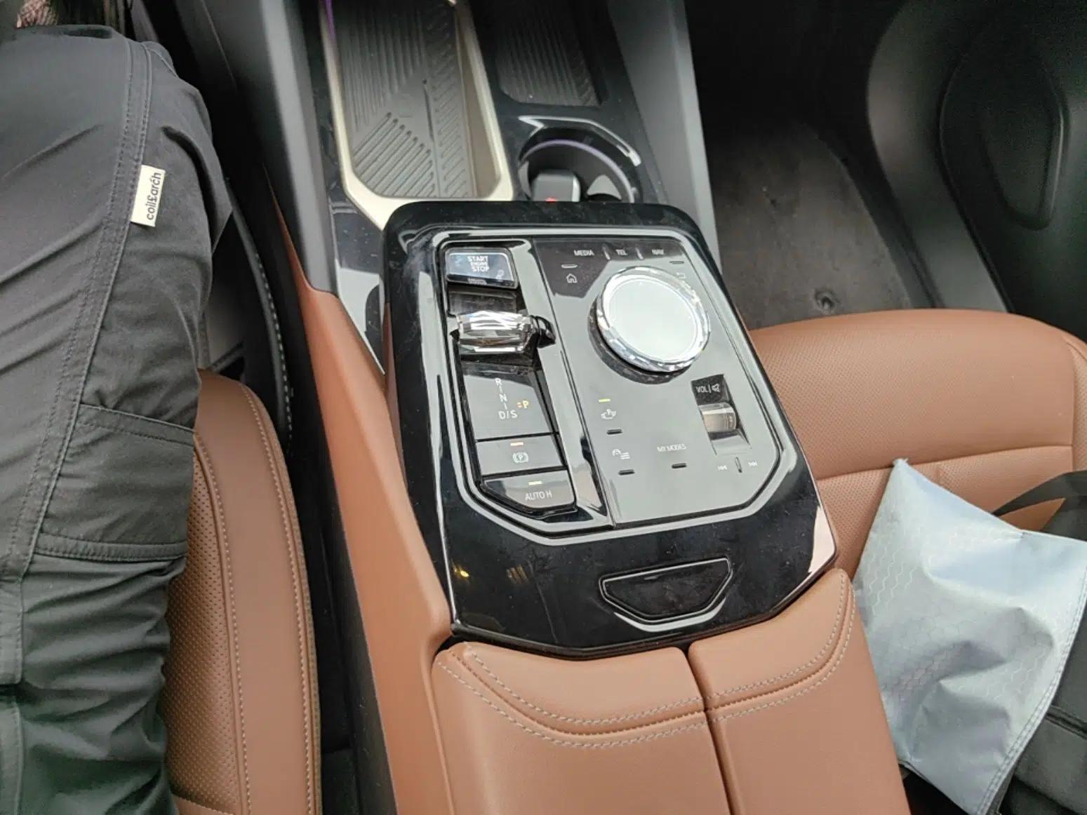 BMW 5 Series 2024 530Li Luxury Edition M Sport Package — миниатюра 16