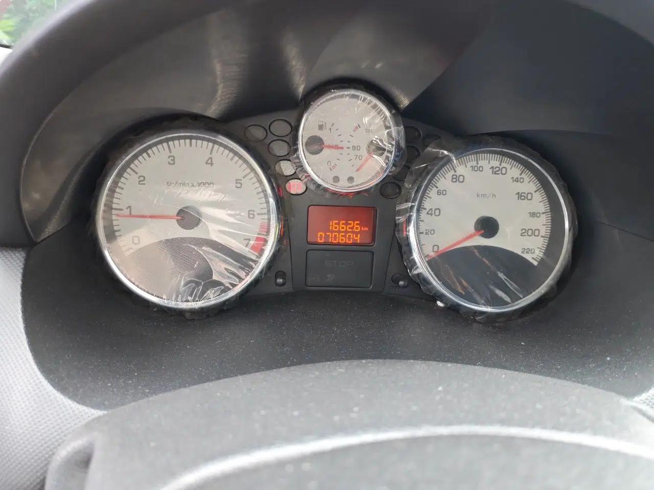 Peugeot 207 2011 Sedan 1.6L Manual Yule Edition — миниатюра 12