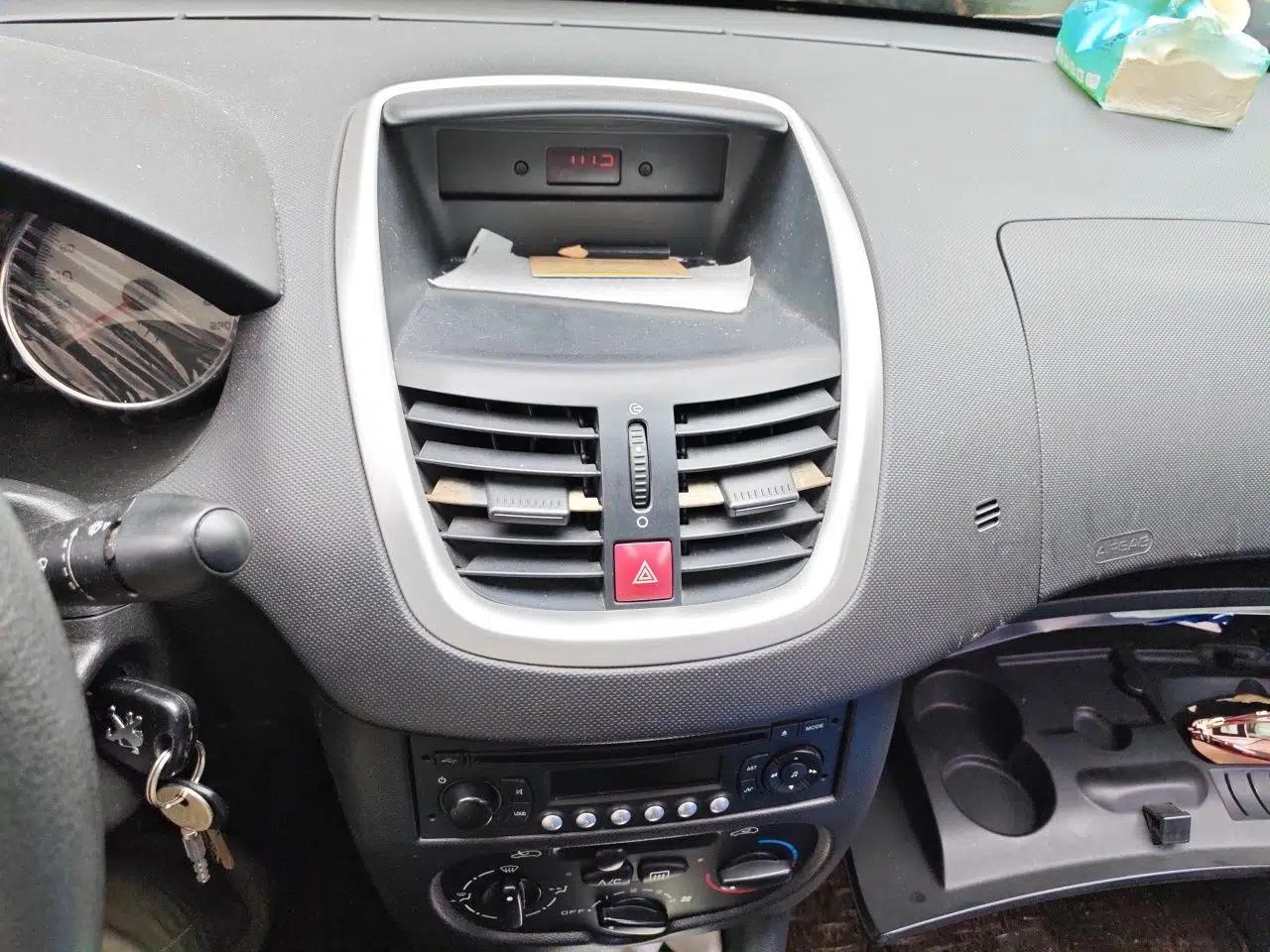 Peugeot 207 2011 Sedan 1.6L Manual Yule Edition — миниатюра 13