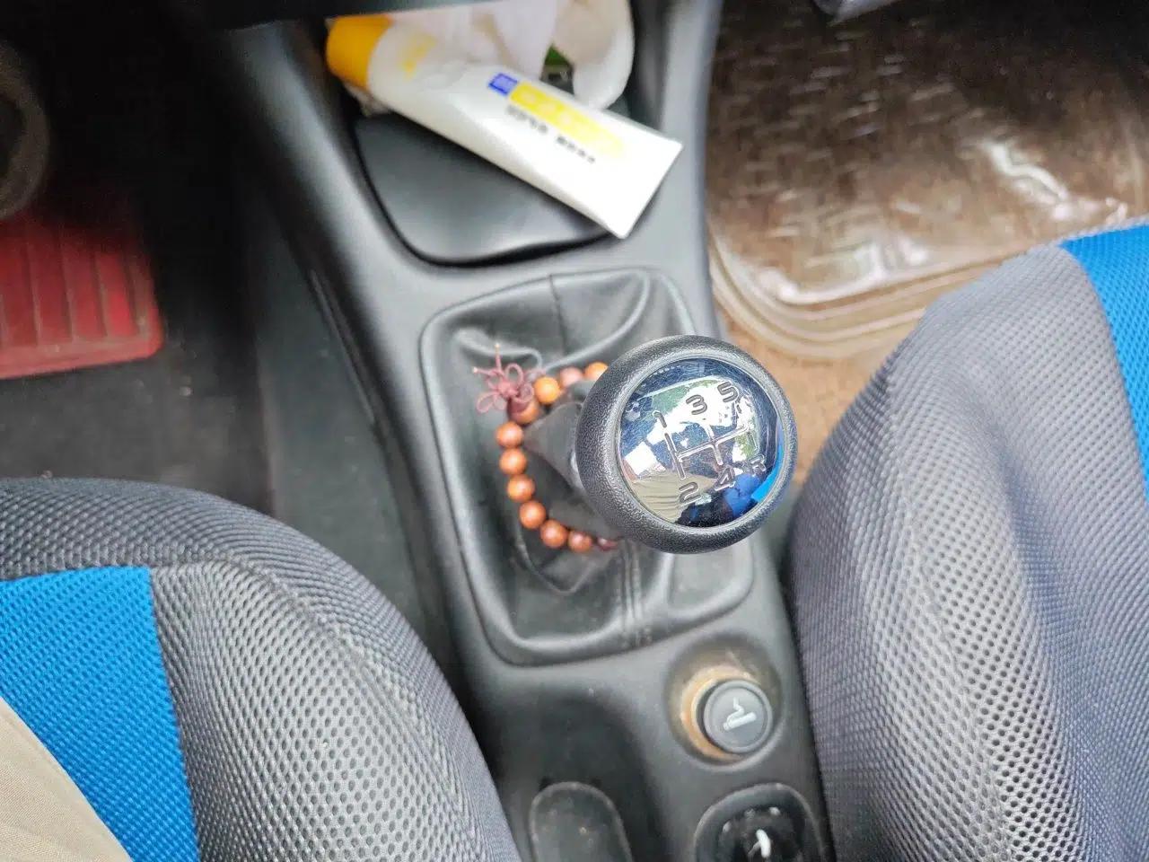 Peugeot 207 2011 Sedan 1.6L Manual Yule Edition — миниатюра 14