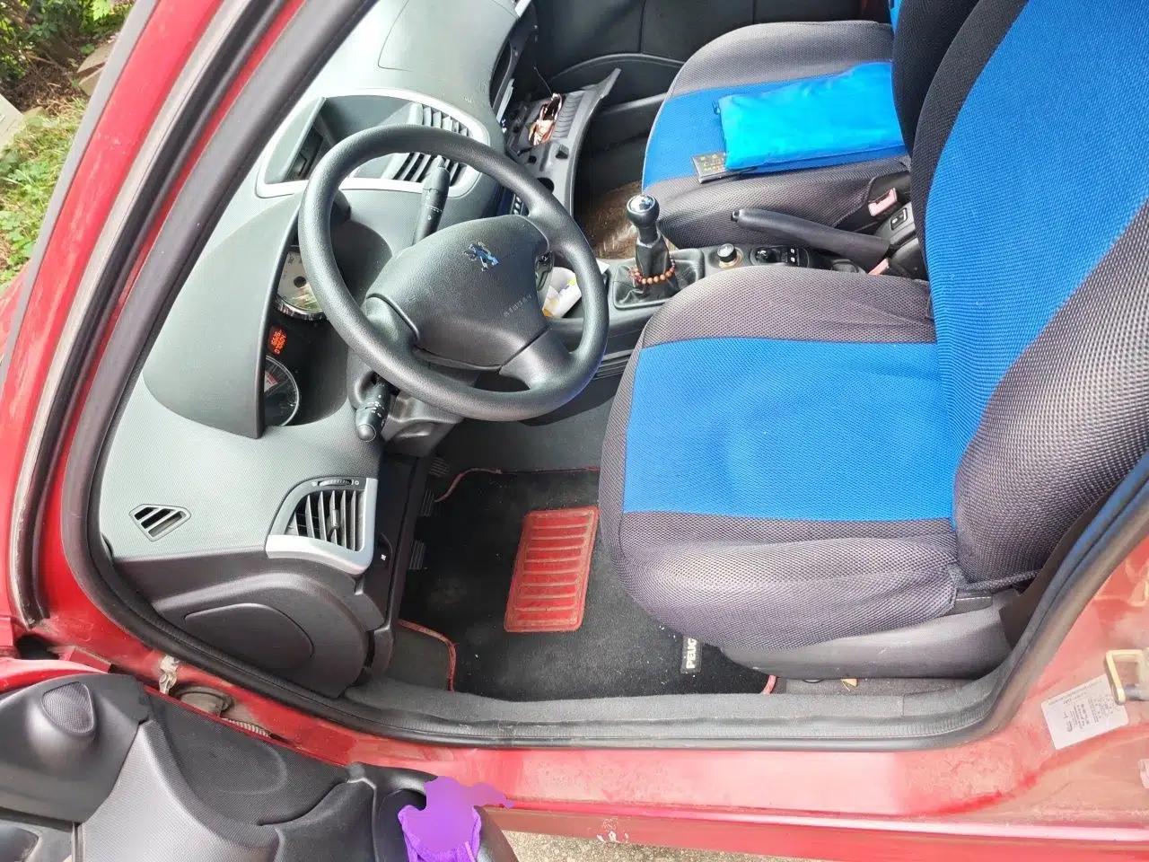 Peugeot 207 2011 Sedan 1.6L Manual Yule Edition — миниатюра 15