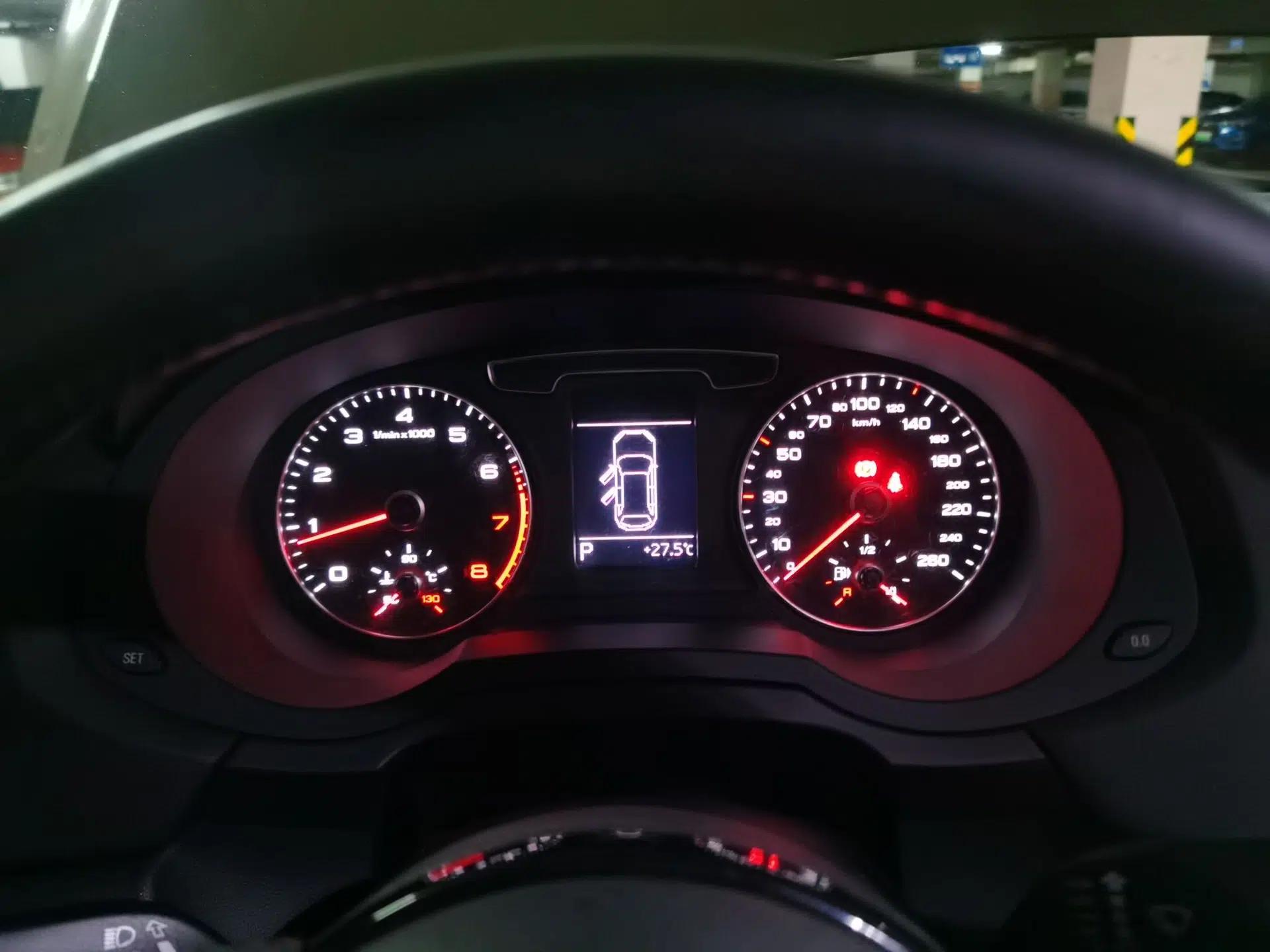Audi Q3 2018 30th Anniversary Edition 30 TFSI Fashion Model — миниатюра 11