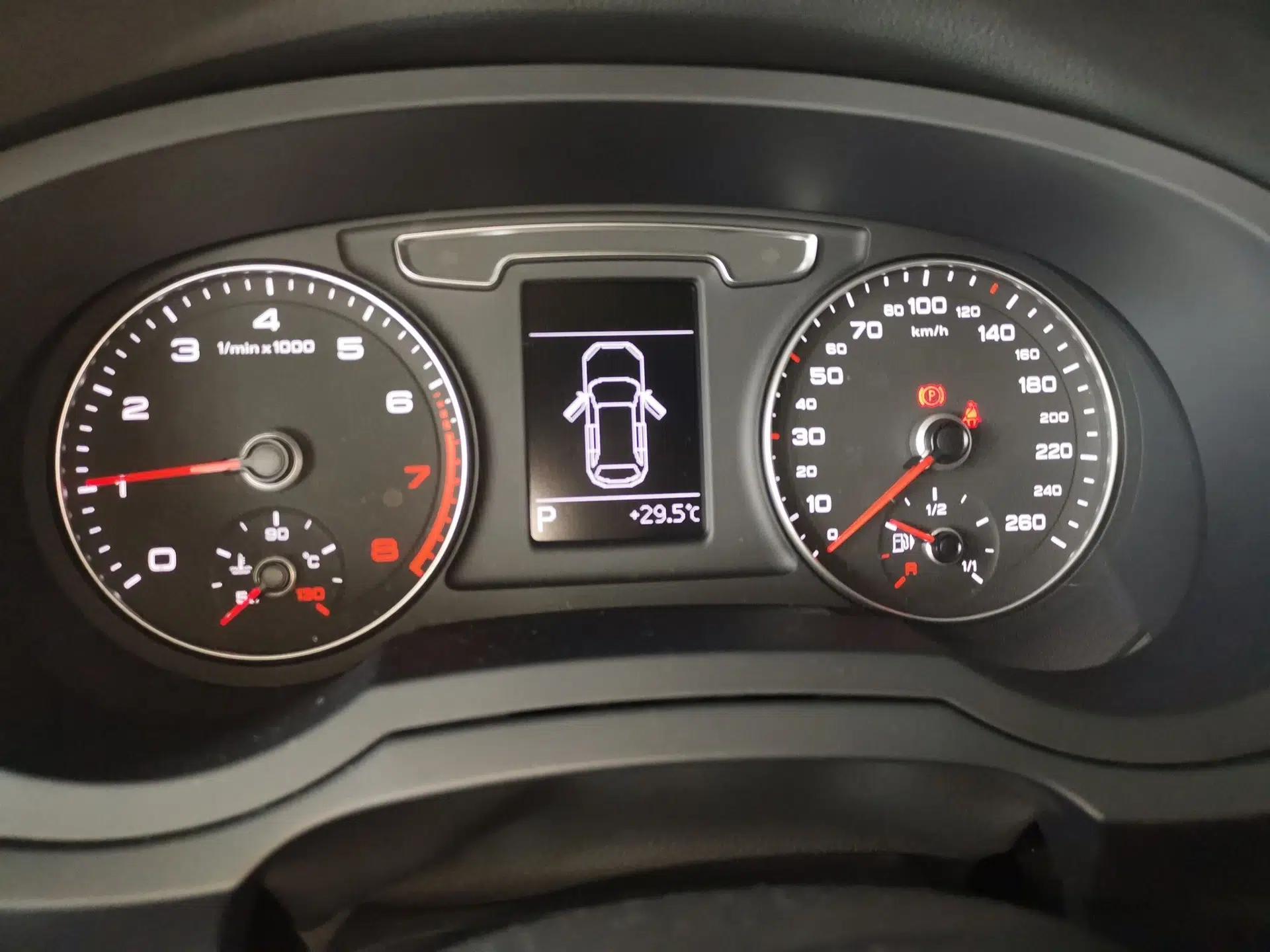 Audi Q3 2018 30th Anniversary Edition 35 TFSI quattro all-wheel-drive sport model — миниатюра 11