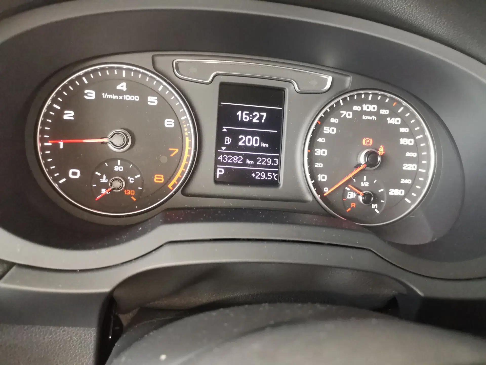 Audi Q3 2018 30th Anniversary Edition 35 TFSI quattro all-wheel-drive sport model — миниатюра 12