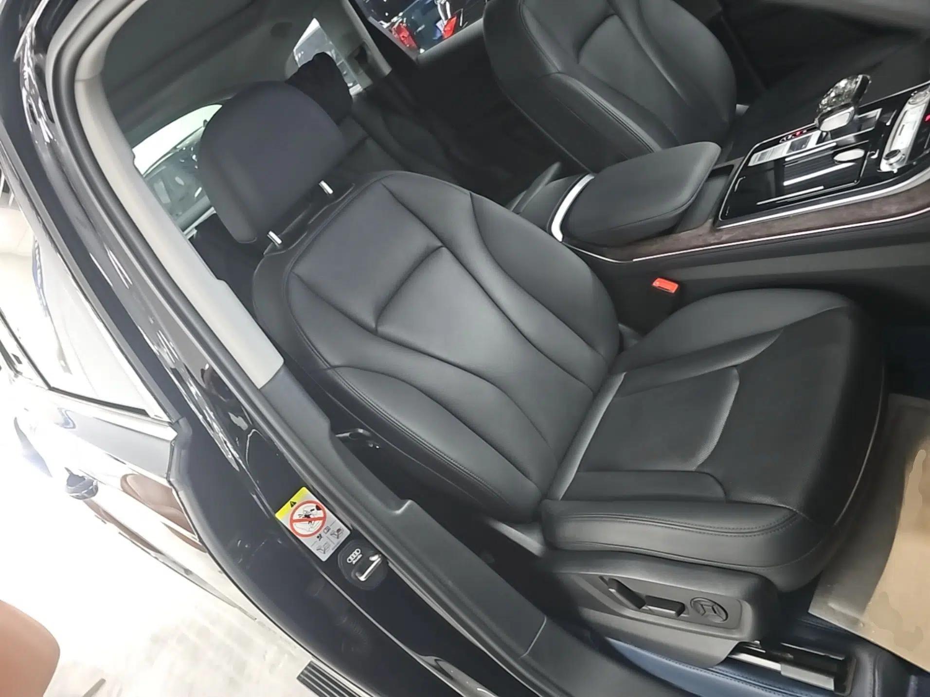 Audi Q7 2023 45 TFSI quattro S line Sport model — миниатюра 19