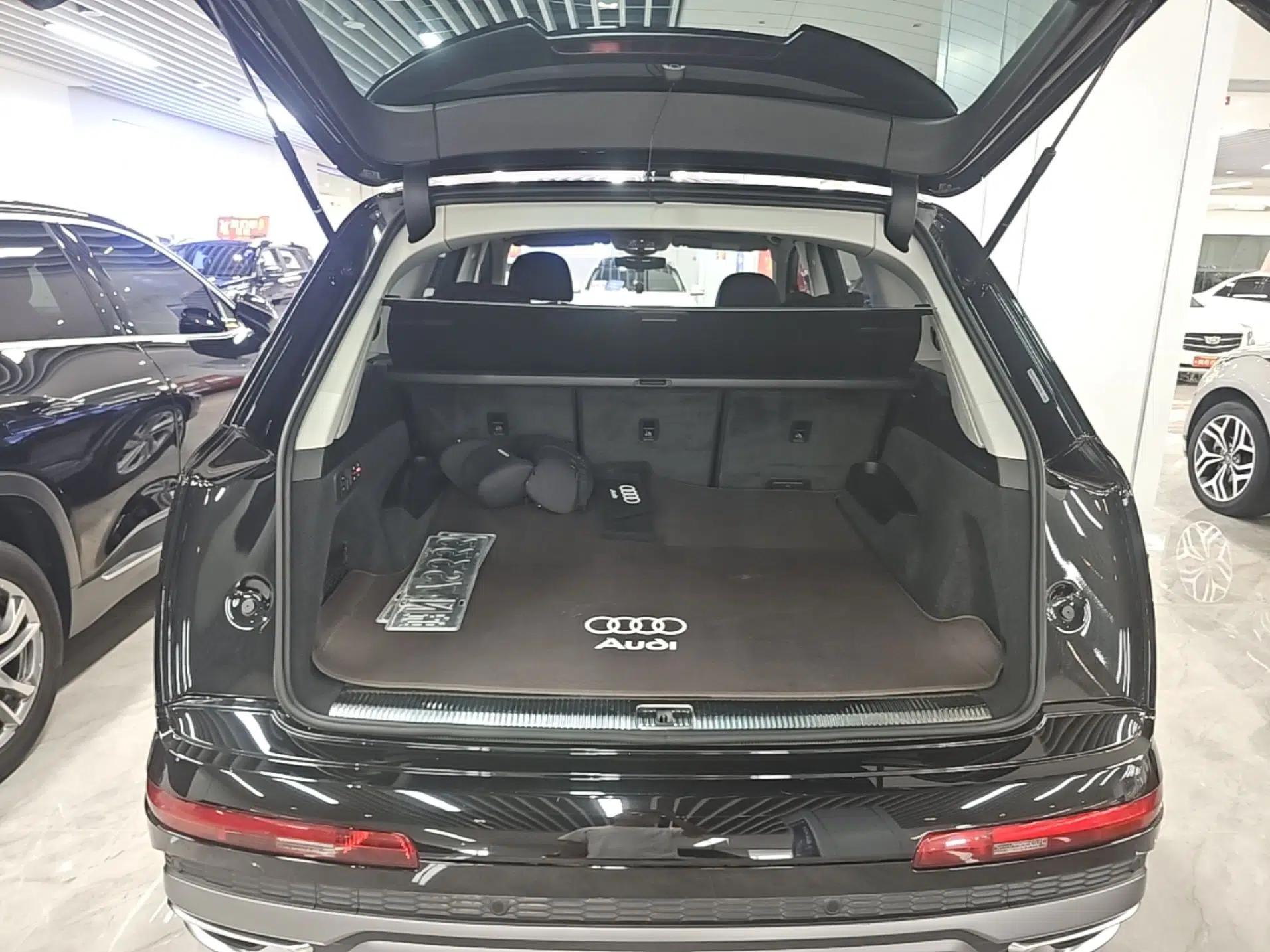 Audi Q7 2023 45 TFSI quattro S line Sport model — миниатюра 22