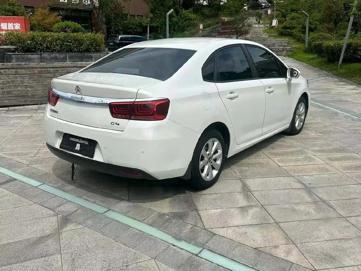 Citroën C4 Sega 2016 1.6L Manual Comfort Edition — миниатюра 5
