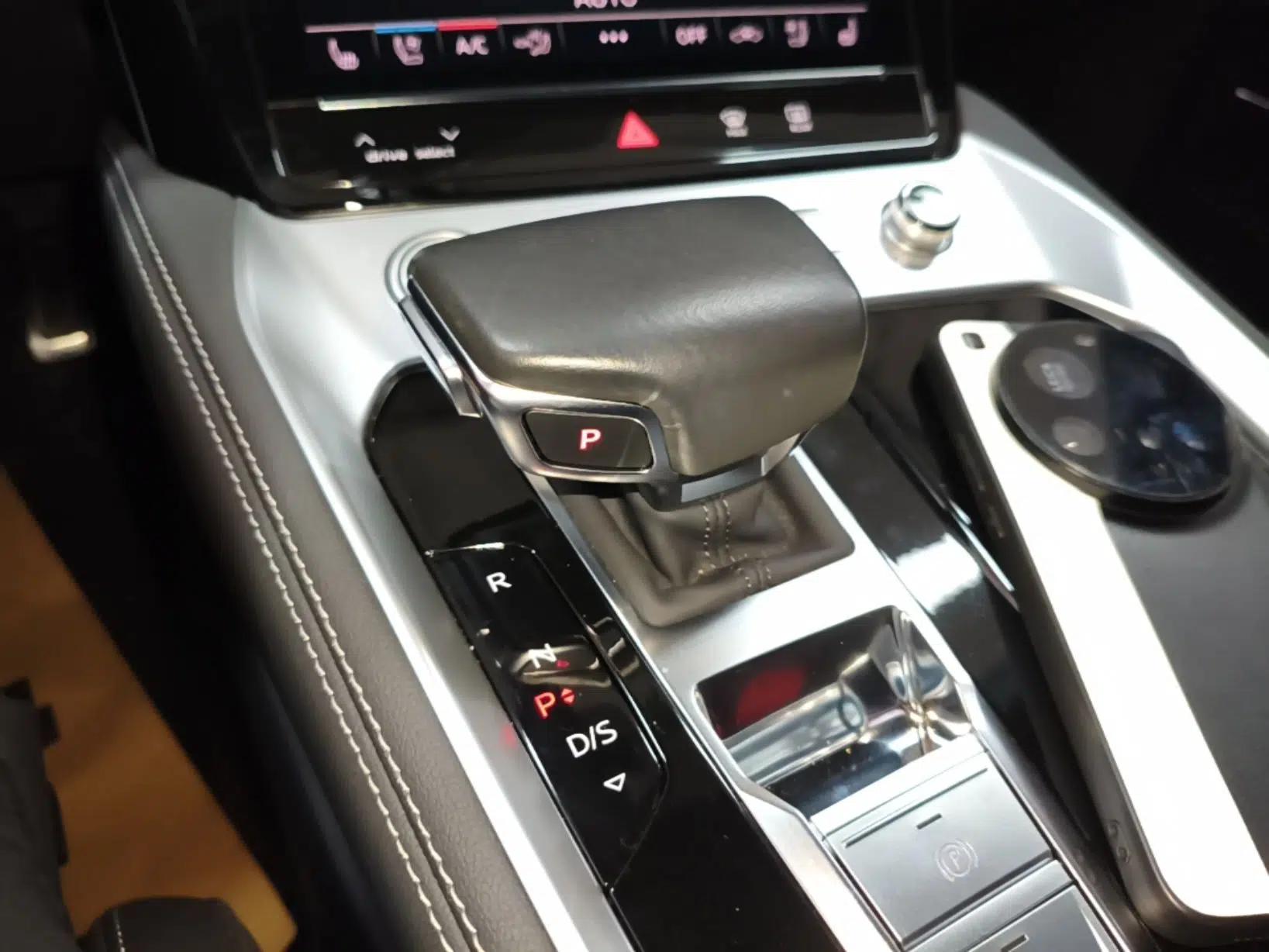 Audi Q6 2024 50 TFSI quattro Black Warrior Edition 6-seater — миниатюра 16