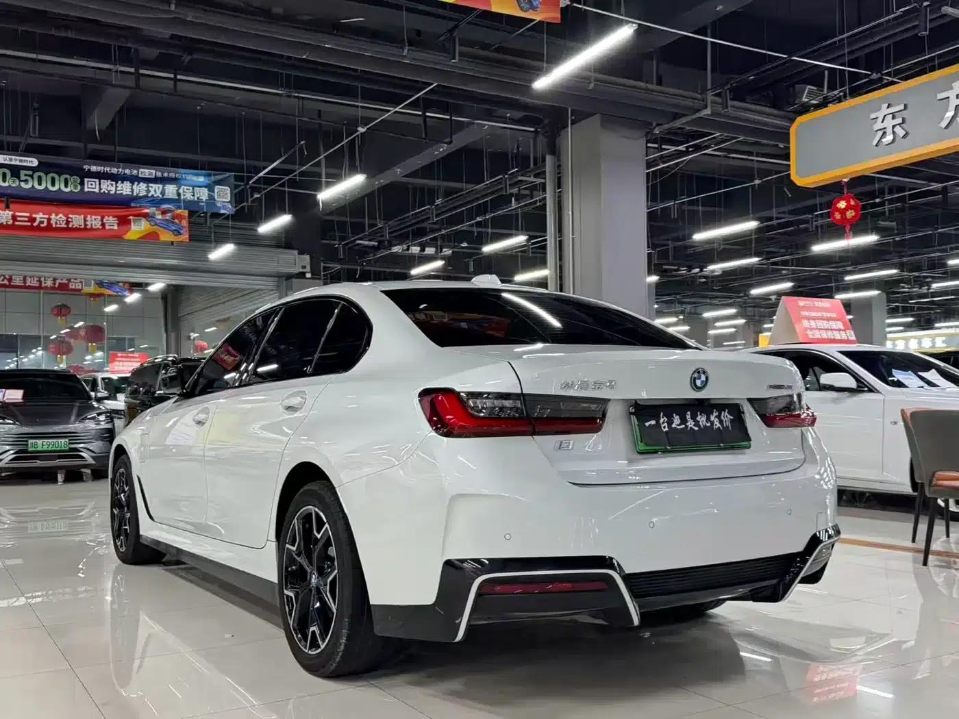 BMW i3 2024 eDrive 40 L Shadow Edition — миниатюра 17