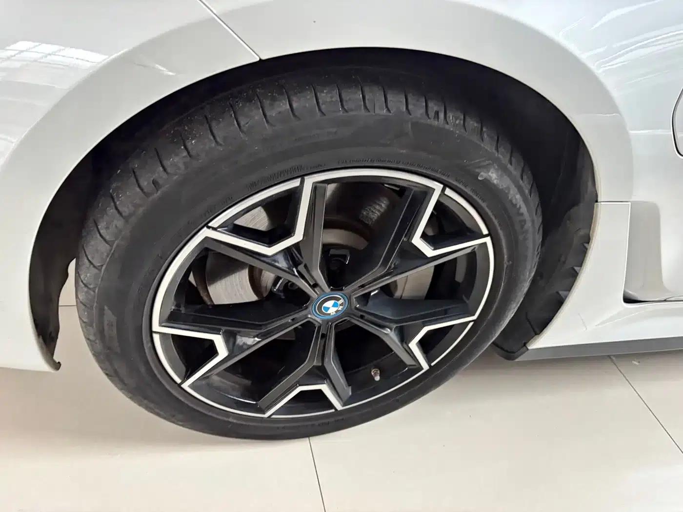 BMW i3 2023 eDrive 40 L Shadow Edition — миниатюра 3