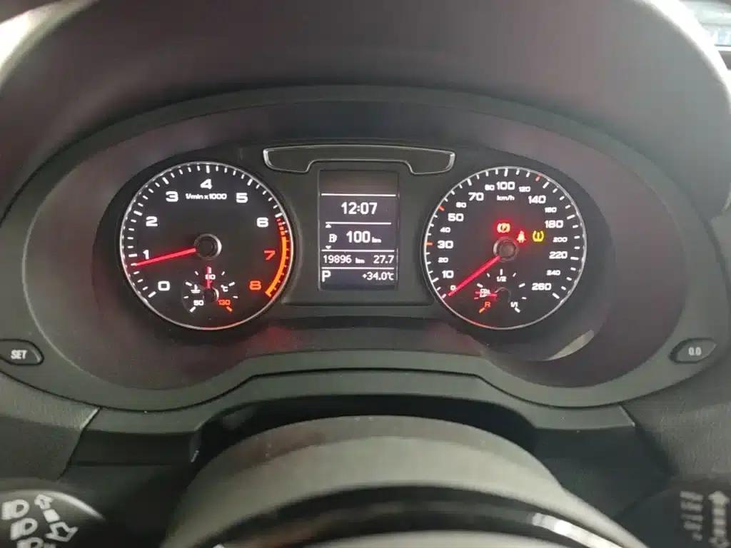 Audi Q3 2018 30th Anniversary Edition 30 TFSI Fashion Model — миниатюра 12