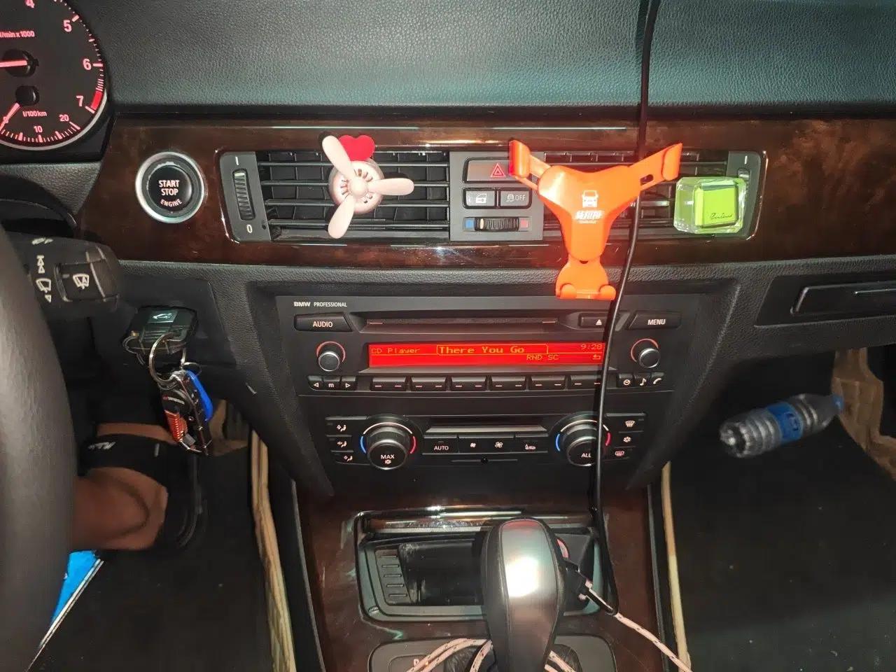 BMW 3 Series 2011 320i Sport Edition — миниатюра 13