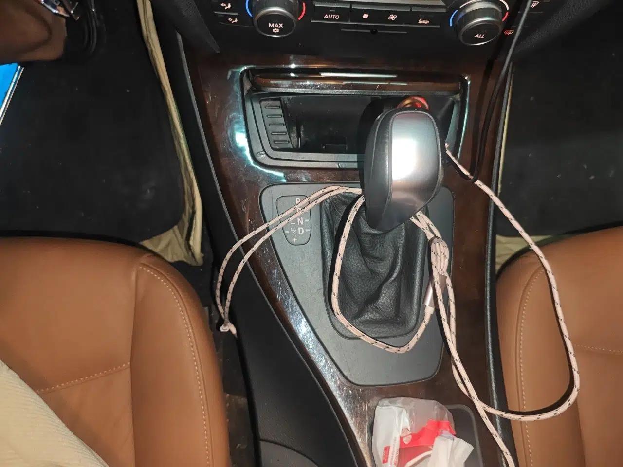 BMW 3 Series 2011 320i Sport Edition — миниатюра 14