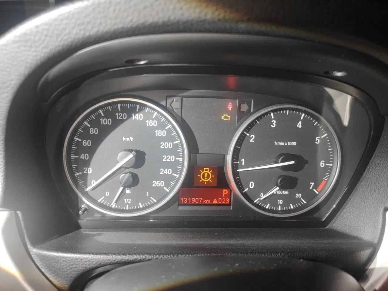 BMW 3 Series 2011 318i Leading Model — миниатюра 11