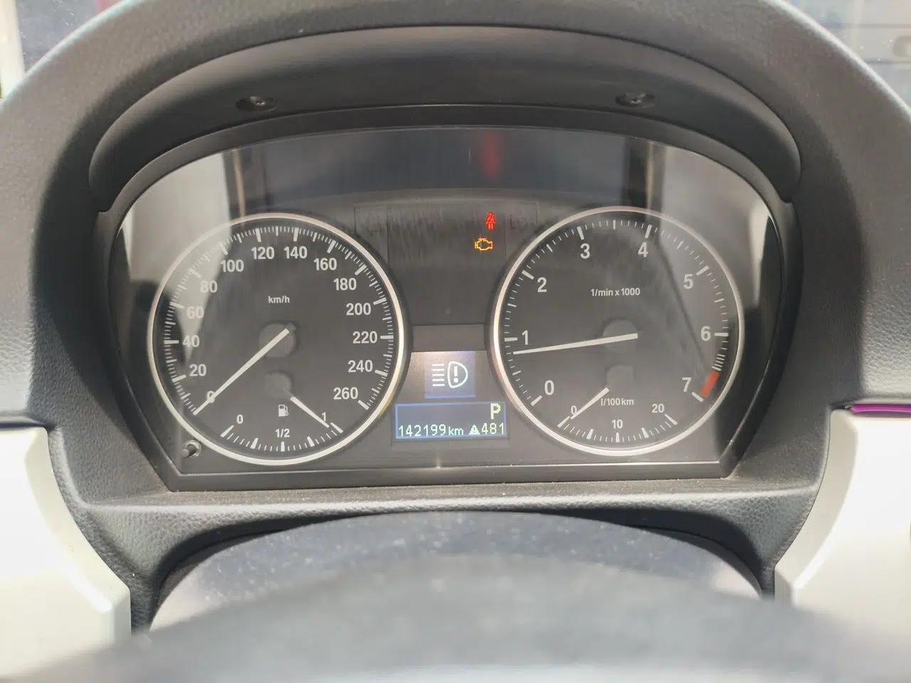 BMW 3 Series 2011 318i Leading Model — миниатюра 11