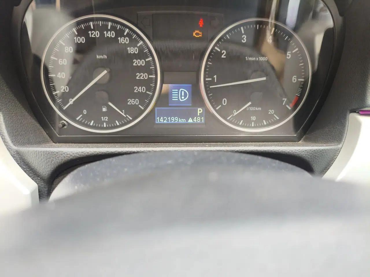BMW 3 Series 2011 318i Leading Model — миниатюра 12
