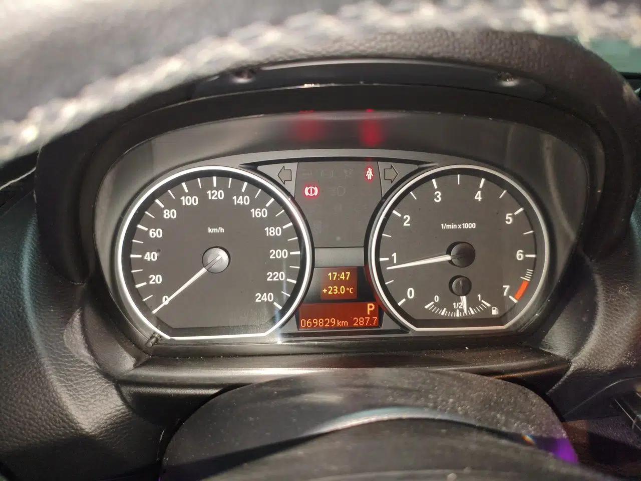 BMW 1 Series 2011 120i two-door coupe — миниатюра 11