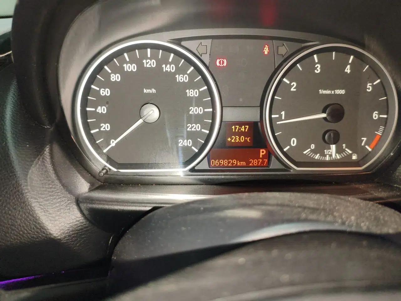 BMW 1 Series 2011 120i two-door coupe — миниатюра 12