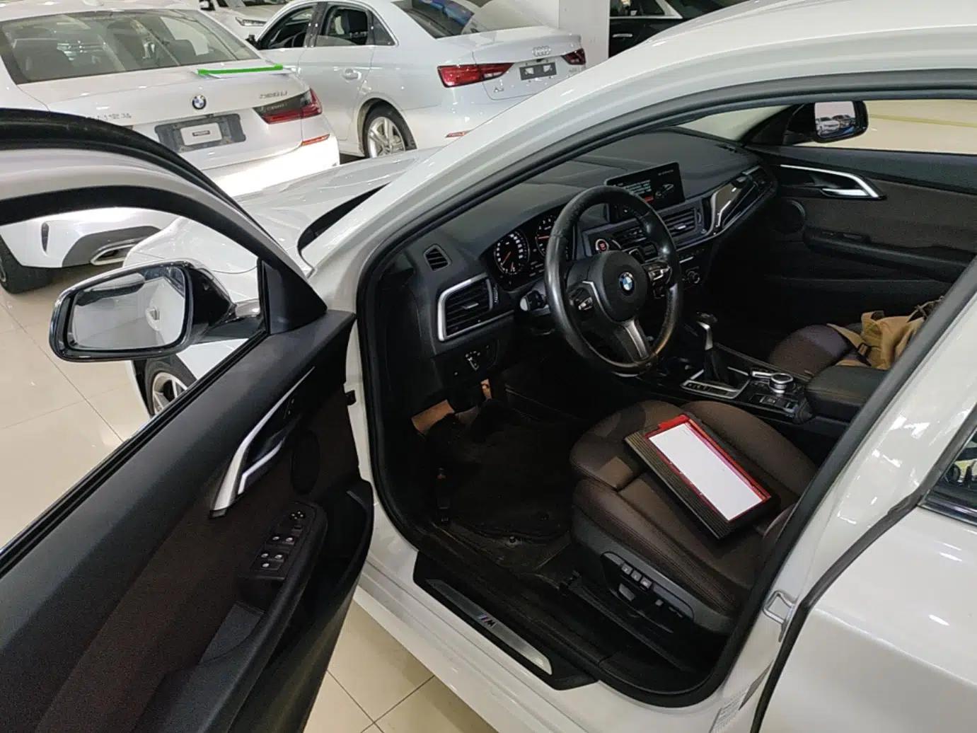 BMW 1 Series 2019 120i Leading Model M Sport Package — миниатюра 18