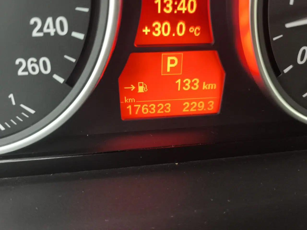 BMW X5 2011 xDrive35i Luxury Model — миниатюра 12