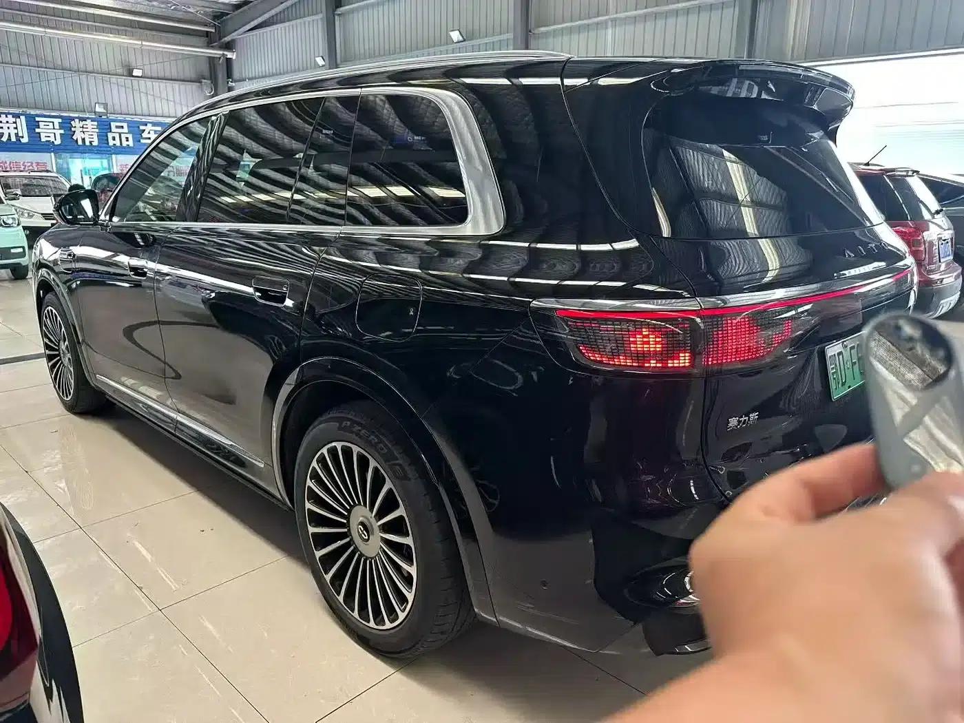 Wenjie M8 2025 Range Extended Ultra Edition 53.4kWh 6-Seat Version (192-line LiDAR) — миниатюра 9