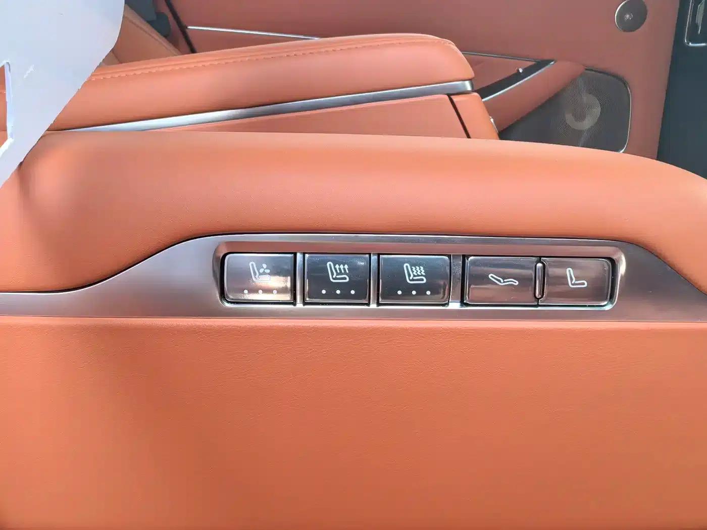 Wenjie M8 2025 Range Extended Ultra Edition 53.4kWh 6-Seat Version (192-line LiDAR) — миниатюра 10
