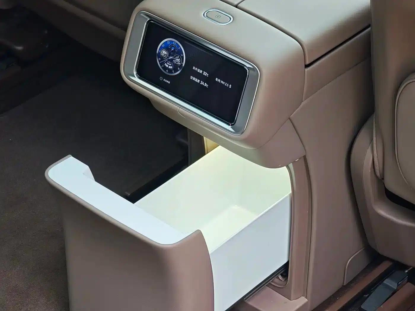 Wenjie M9 2025 Extended Range Max Edition (52kWh, 6-seater, 192-line LiDAR) — миниатюра 22