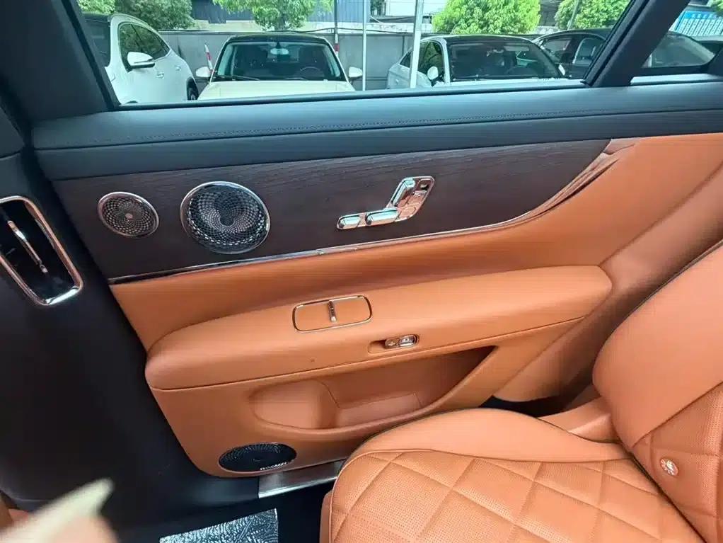 Wenjie M9 2026 Model Extended Range Max+ 6-Seater — миниатюра 24