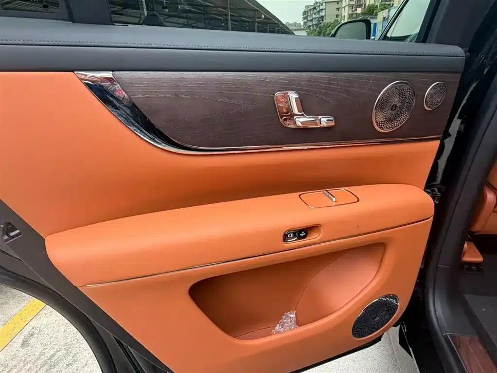Wenjie M9 2026 Model Extended Range Max+ 6-Seater — миниатюра 32