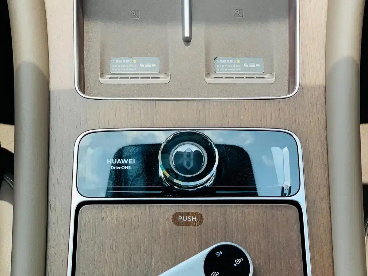 Wenjie M9 2024 Range Extended Max Edition 52kWh 6-Seater — миниатюра 29