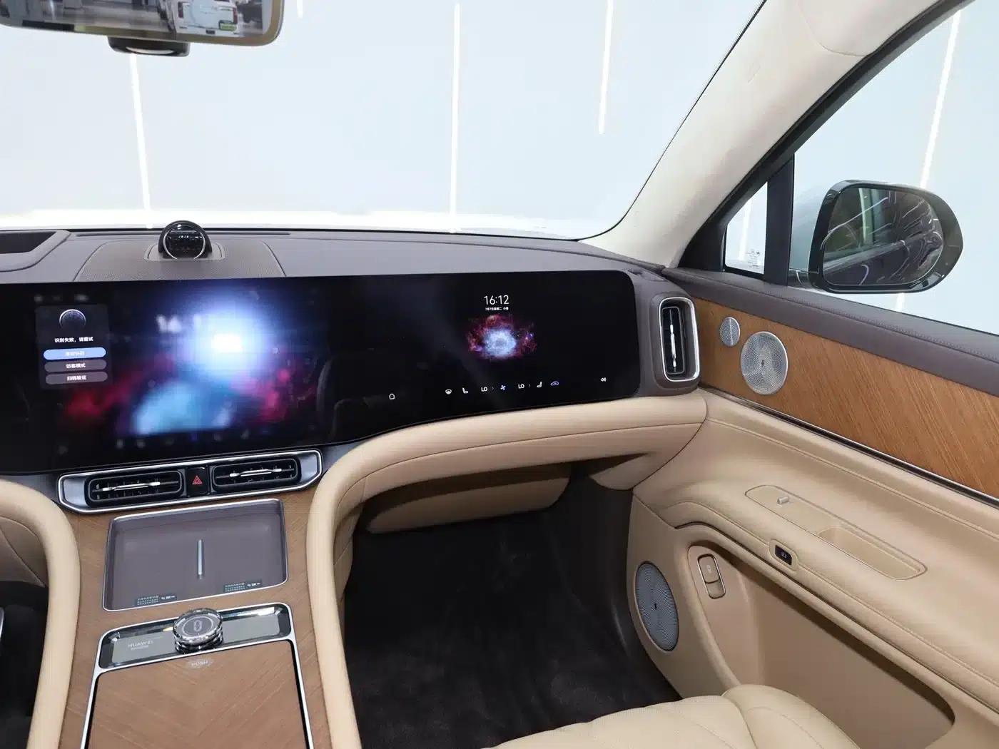 Wenjie M9 2025 Extended Range Ultra Edition 52kWh 5-Seat Version (192-line LiDAR) — миниатюра 26